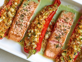 Zalm mi-cuit, gevulde zoete puntpaprika’s en rucolasaus