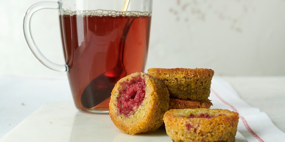 Mini-amandelgebakjes met pistachenoten en frambozen