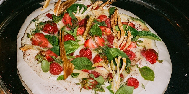 Vegan pavlova met aardbeien en venkel