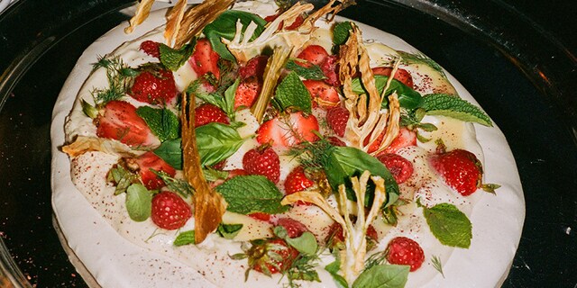 Vegan pavlova met aardbeien en venkel