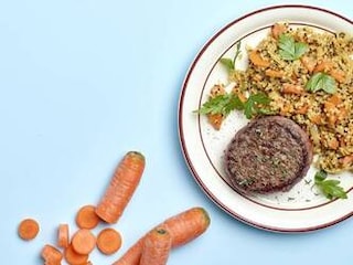 Burgers met risotto van bulgur en quinoa met worteltjes  