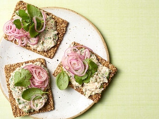 Crackers met rillettes van sardines met skyr, rode uienpickles