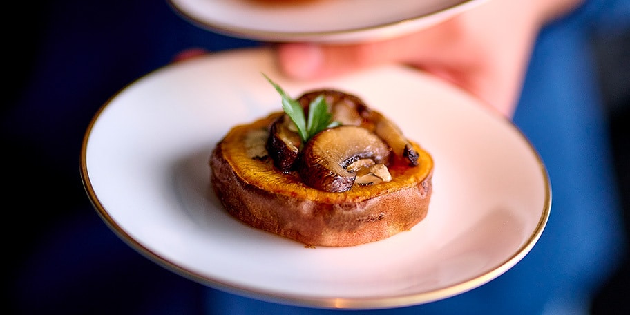 Canapés van zoete aardappel met blauwe kaas en champignons