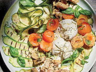 Salade à la burrata, courgettes et abricots marinés