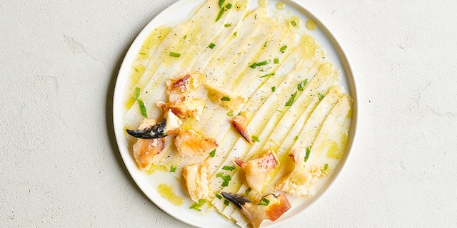 Carpaccio d’asperges aux tourteaux frais