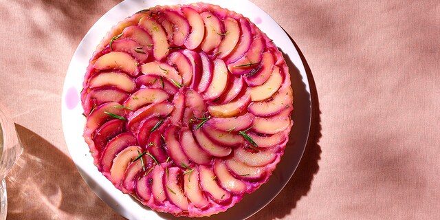 Tarte tatin met witte nectarines, limoen en rozemarijn