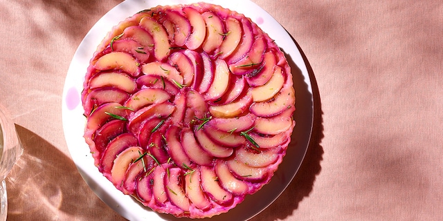 Tarte tatin met witte nectarines, limoen en rozemarijn