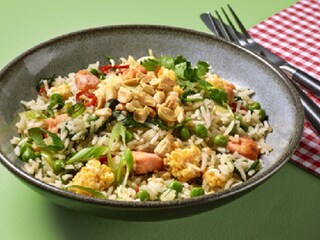Riz sauté au saumon, épinards et petits pois