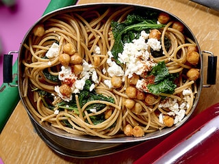 Spaghetti complet aux pois chiches, au chou frisé et à la feta