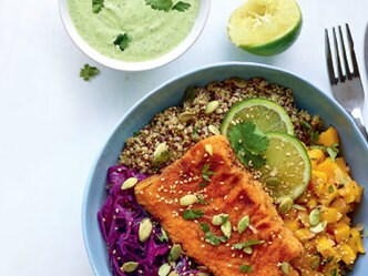 Bowl met quinoa, groentjes en gepaneerde pladijs