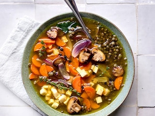 Bouillon de volaille aux légumes, lentilles et épices douces