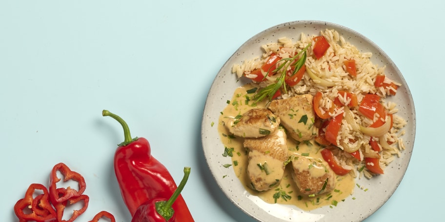 Escalopes de poulet au paprika et à l’estragon, riz sauté aux poivrons 