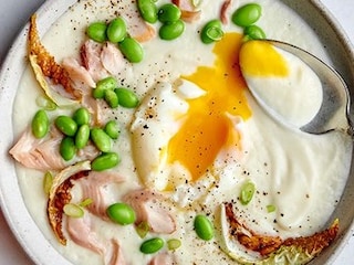 Bloemkoolcrème met perfect eitje en gerookte forel