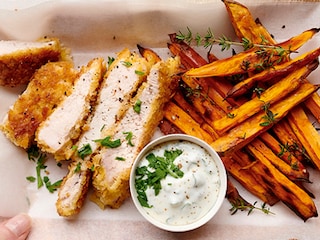 Kalkoenschnitzels met zoete aardappelfrietjes