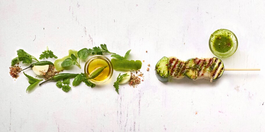 Brochettes de porc aux courgettes et laquage “mojo verde”