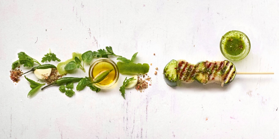 Brochettes de porc aux courgettes et laquage “mojo verde”
