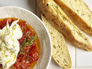 Focaccia aux courgettes, burrata et salsa tiède