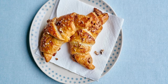 Croissants met honing en pecannoten