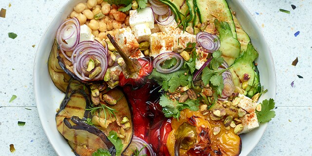 Salade de légumes grillés, feta et pois chiches