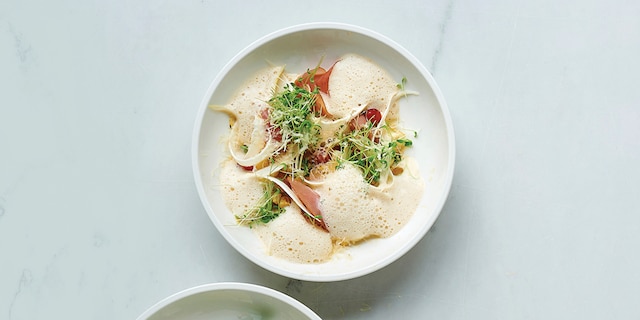 Aspergeslaatje met Ardense ham en espuma van blanke boter