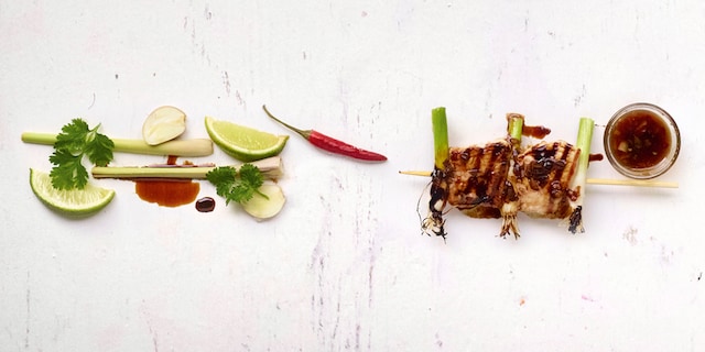 Varkensbrochettes met lente-uitjes en Thaise lak