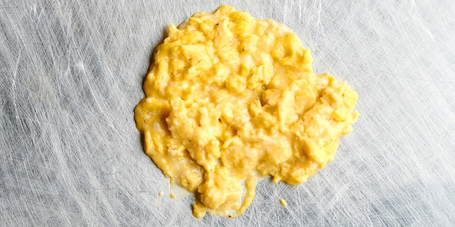 Œuf brouillé baveux