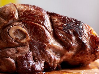 Lamsbout met rozemarijn en driepepersaus