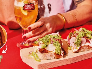 TARTINE AU FROMAGE BLANC AVEC RADIS, LARDONS ET PESTO