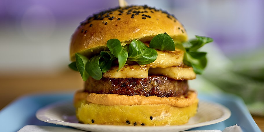 Veggie burgers met halloumi, veldsla en wortelpuree