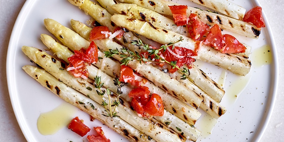 Gegrilde asperges met gedroogde tomaten en parmigiano