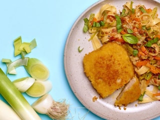 Croques de poulet et tagliatelles au pesto rouge, poireaux et carottes