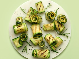 Koude courgettencannelloni, gevuld met hummus van béarnaise en citroenvinaigrette