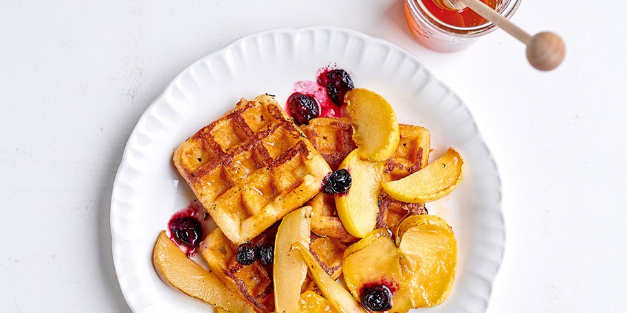 Verloren wafels en gebakken fruit