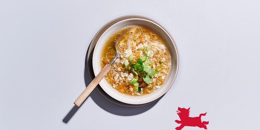 Bouillon de poulet au œufs, légumes et vermicelles de riz