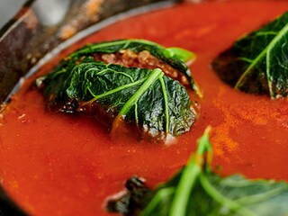 Feuilles de chou vert farcies, sauce tomate et riz sauvage