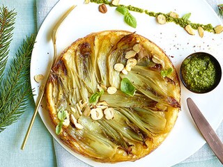 Tarte tatin van witloof met brie en pesto