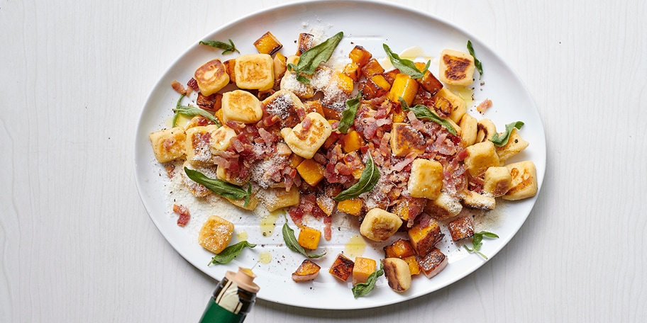 Gebakken gnocchi met butternut,  pancetta en salieboter