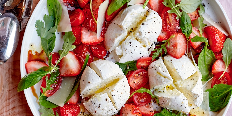 Salade aux tomates cerises crues et rôties, fraises et mozzarella