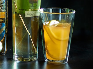 Warme cocktail wodka-appel-gember