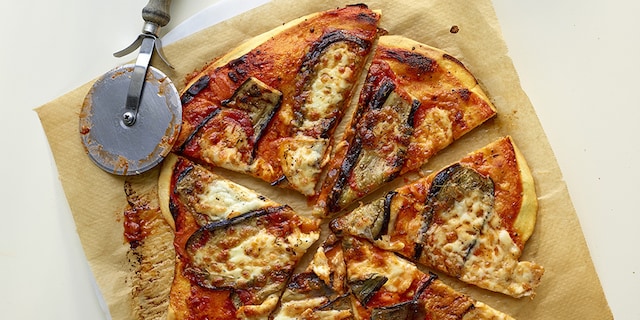 Homemade pizza met aubergines