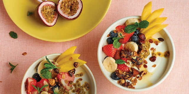 Yaourt, fruits frais et granola aux dattes