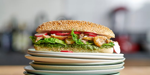 Hotdogs met kip en pesto