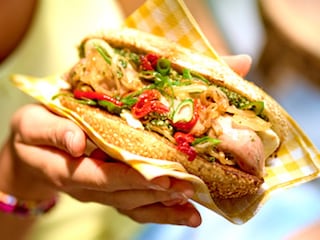 Veggie hotdog met mozzarella, pesto en uien