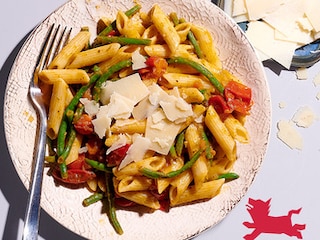 Penne au pesto, tomates cerise et haricots verts