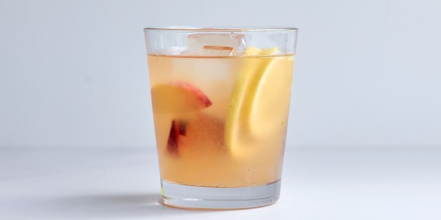 Homemade perzik-ijsthee