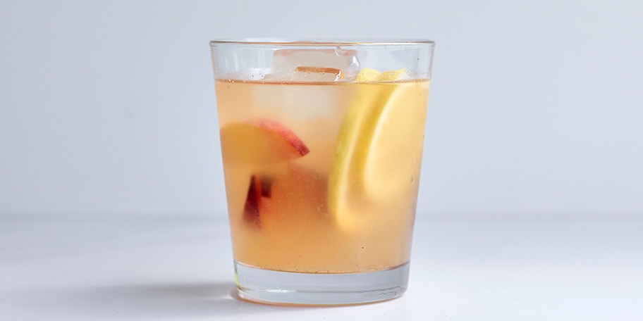 Homemade perzik-ijsthee