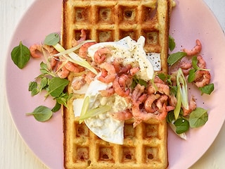 Wafels met pesto, mozzarella en grijze garnalen