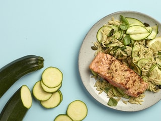 Gegrild zalmhaasje met pesto en pastasalade met courgette 