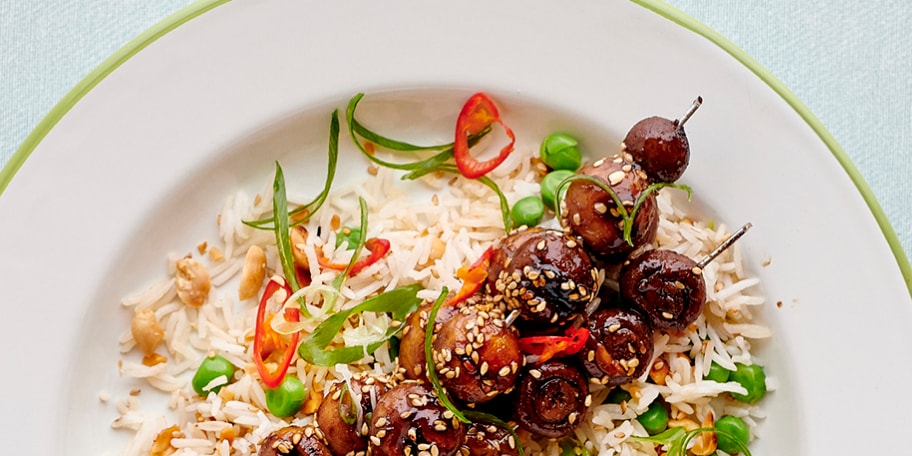 Brochettes de champignons laquées et salade de riz aux cacahuètes