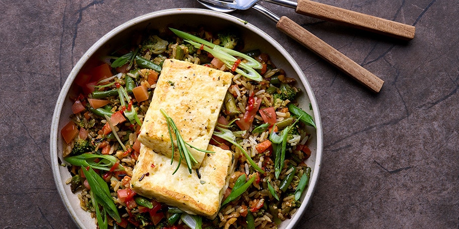 Riz sauvage sauté aux légumes et au Berloumi grillé